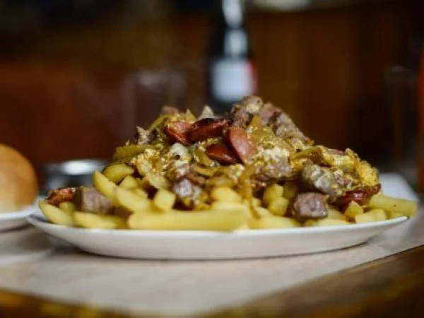 Chorrillana. Comida típica chilena.