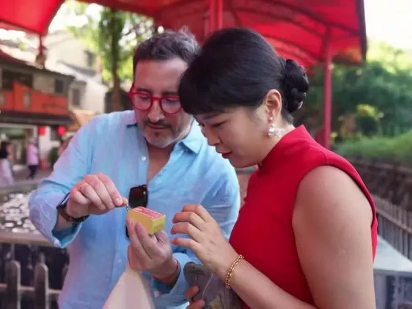 Eduardo Fuentes y Gisela Wang