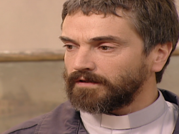 Juan Domínguez les comunica a su familia que deja el sacerdocio