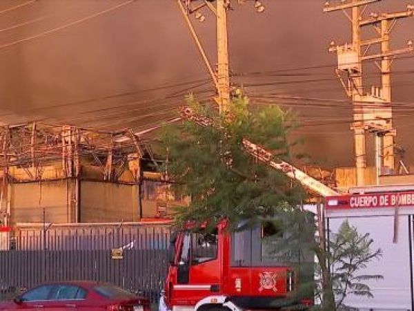 Se registra un incendio en bodegas ubicadas en el sector contiguo al Mall Plaza Norte. A esta hora, Bomberos se encuentra desplegado en el lugar para combatir la emergencia. Noticia en desarrollo.