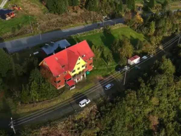 María Luisa Godoy recorre la primera casa construida en Puyuhuapi