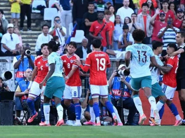 Pelea entre jugadores de Portugal y Chile.