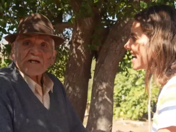 María Luisa Godoy quedó fascinada con Don Julio, el adulto mayor que roba sonrisas en el pueblo más tranquilo de Chile