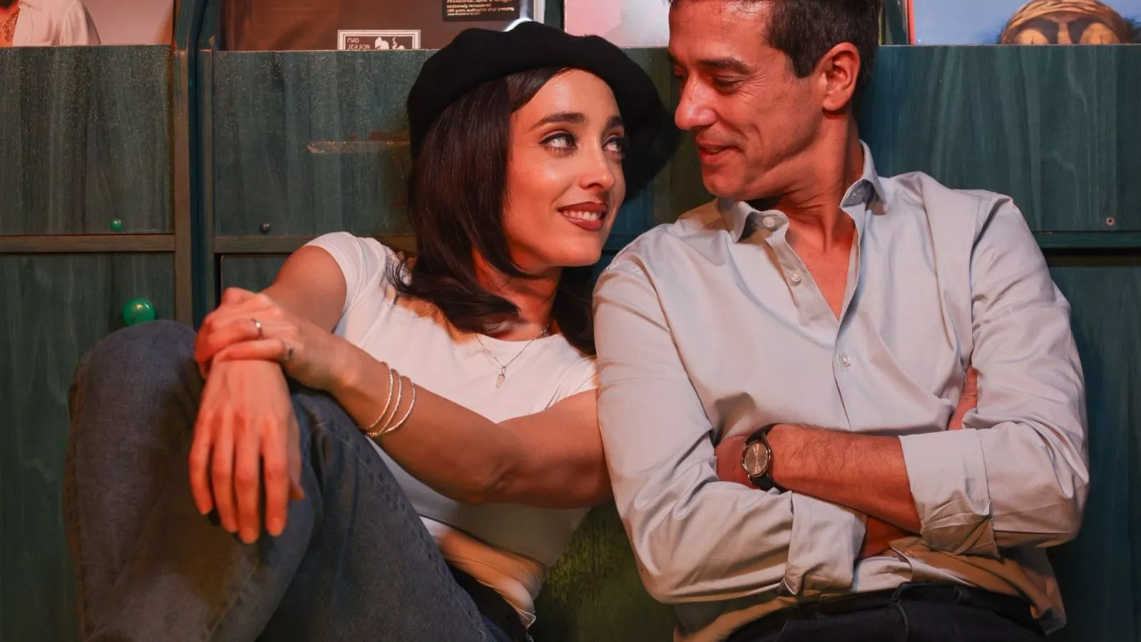 Francisca Walker y Matías Oviedo protagonizan obra de teatro que revive los clásicos de los 90
