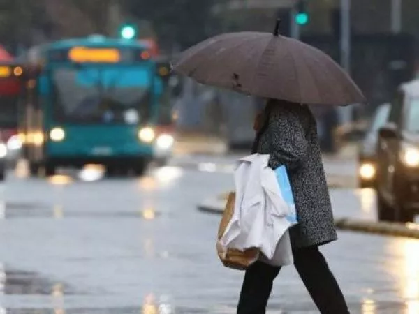¿No puedes ir a trabajar por la lluvia? Esto dice la ley sobre descuentos y despidos