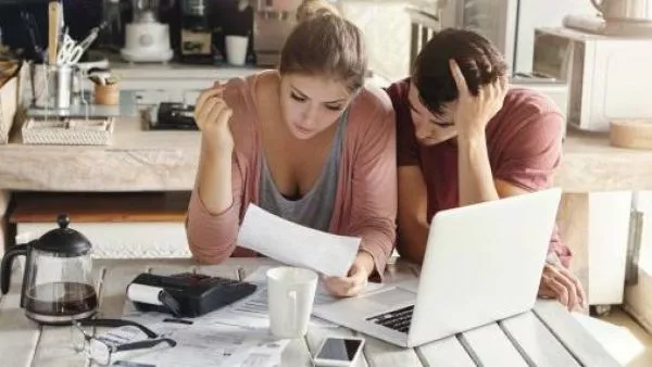 Hombres llegan más a la quiebra y mujeres lideran las renegociaciones de deuda en Chile