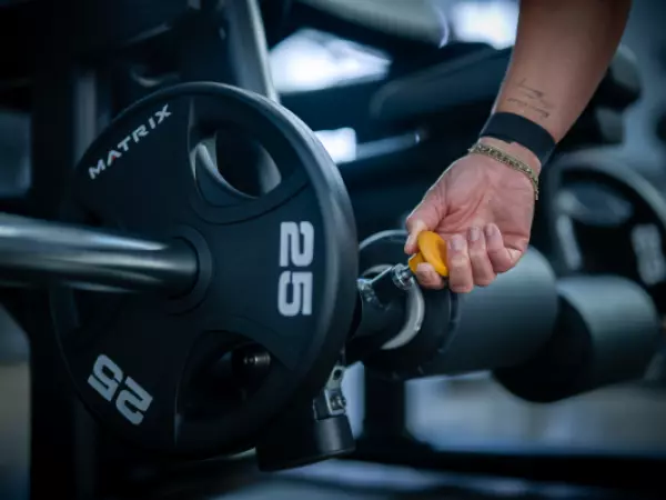 Volver al gimnasio y aumentar demasiado rápido la carga: los errores que pueden terminar en una lesión