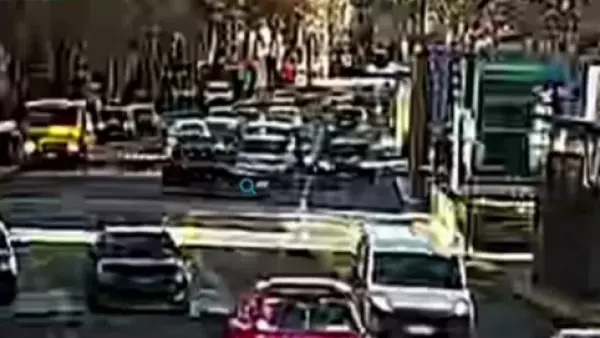 Conductor realizó peligroso viraje en Providencia y terminó provocando choque y atropello