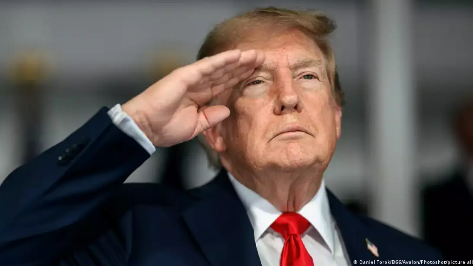 Trump presenta el uniforme de la Fuerza Espacial entre críticas por su parecido con uniformes nazis