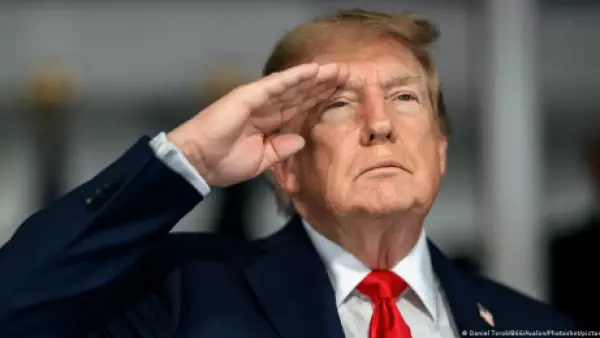 Trump presenta el uniforme de la Fuerza Espacial entre críticas por su parecido con uniformes nazis
