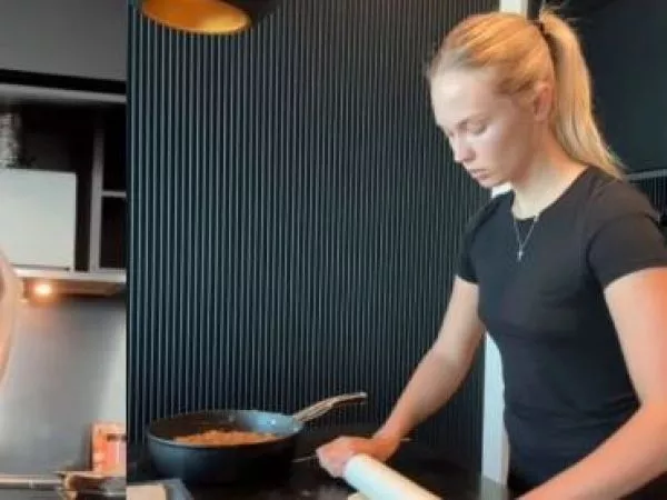 Terminó llorando: Alexandra Litvinova soprende al preparar plato típico chileno en Fiestas Patrias